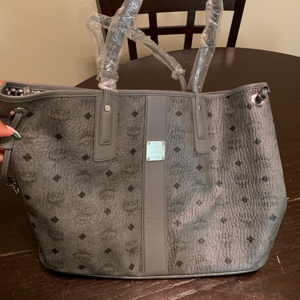Authentic New  Liz Medium Bag🎉Friday Sale🎉
